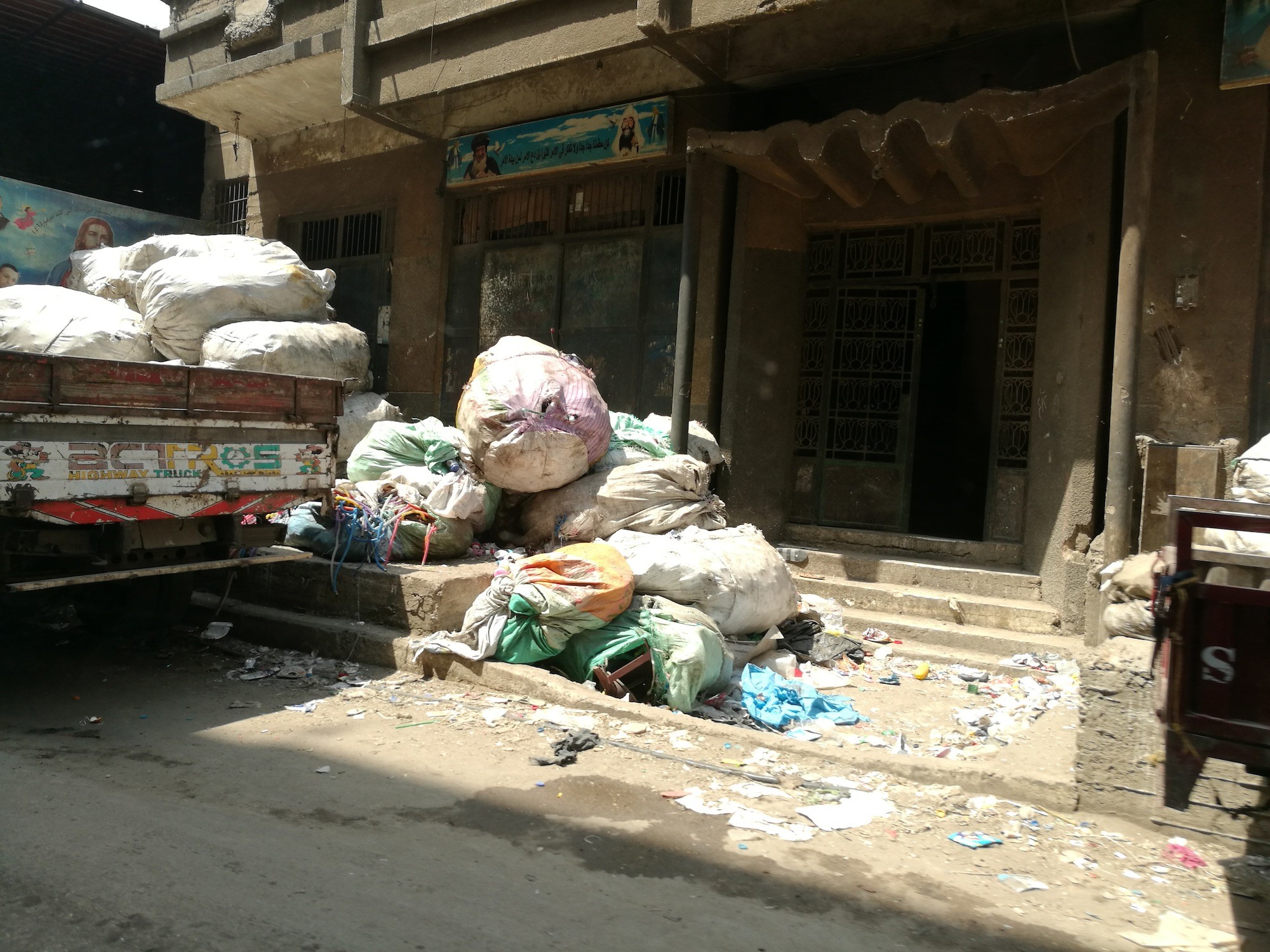 每天繁华的开罗市都会制造大量的垃圾，三分之二都会运往这里来进行处理。其实Zabbaleen的工作是非常伟大的，如若不是他们，开罗的卫生状况或许比Mokattam City还不堪。 